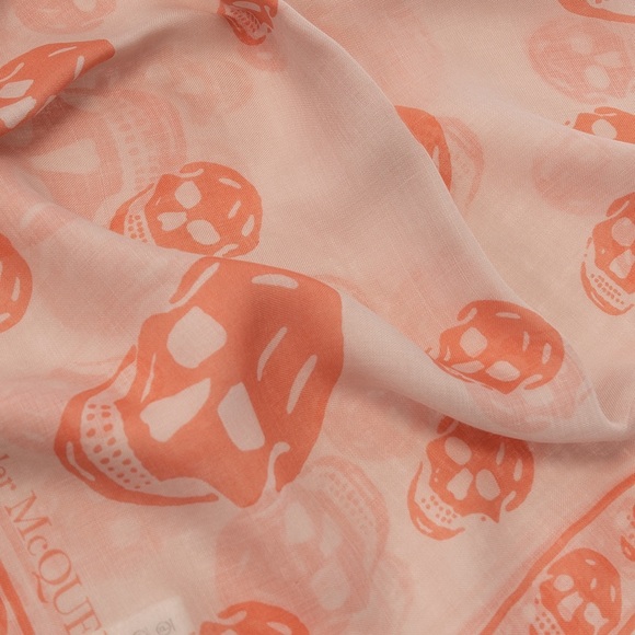 Alexander McQueen All-Over Printed Skulls Silk Foulard - Picture 6 of 6